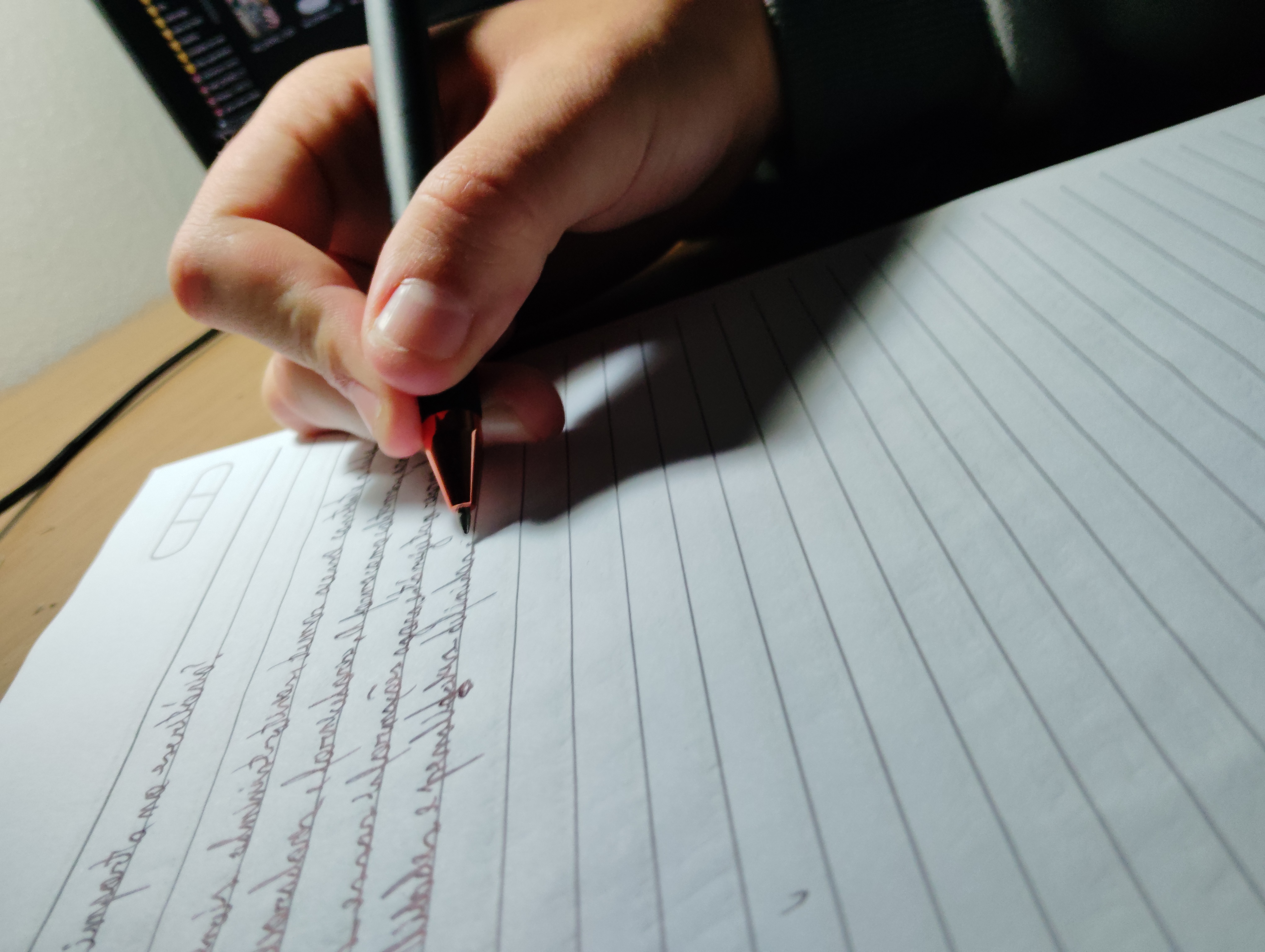 Foto de caneta e caderno, simulando burocracia.