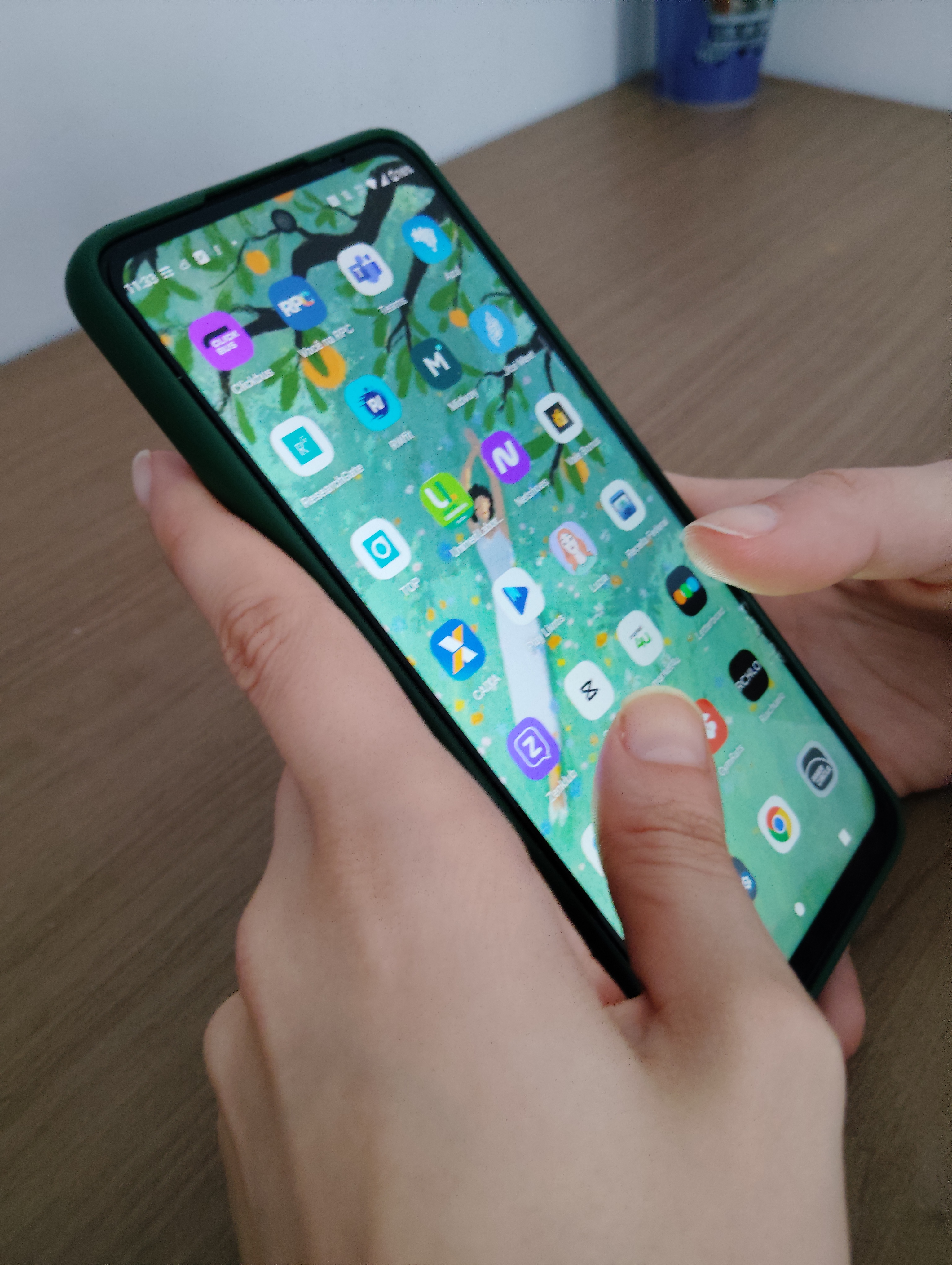 Mãos segurando telefone com aplicativos