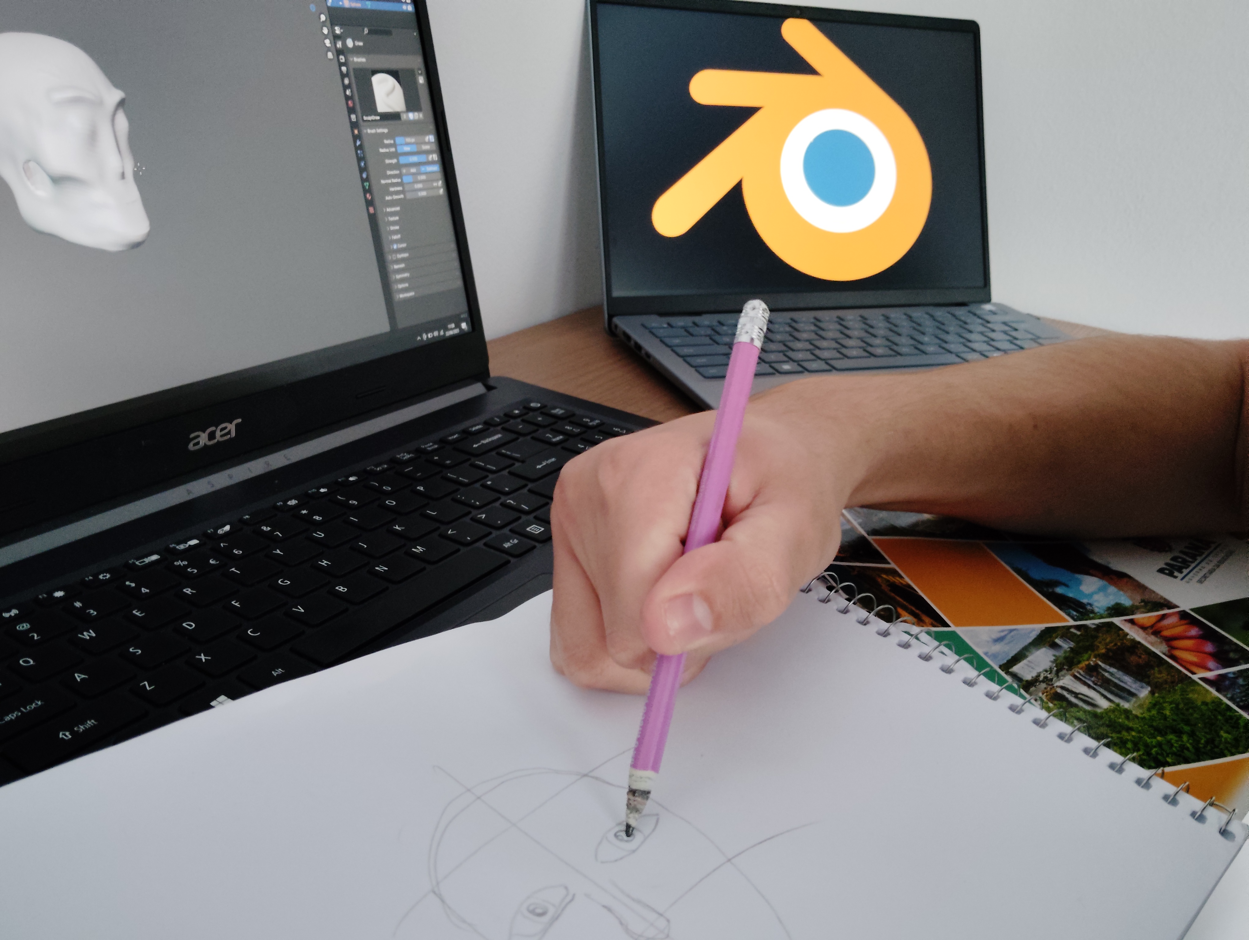 Mesa de trabalho de um modelador 3D com softwares de modelagem 3D