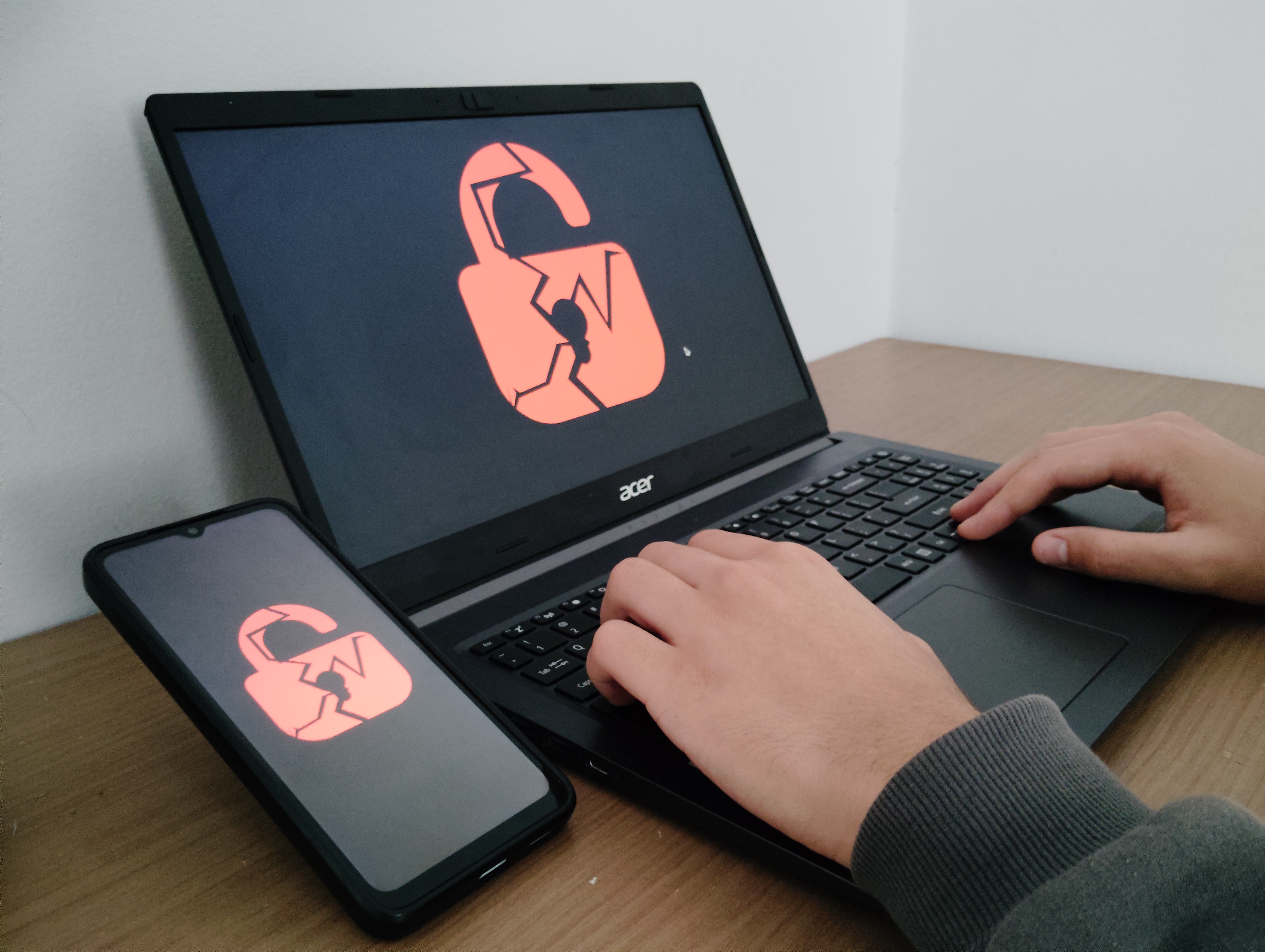 Símbolo de cadeado que representa a segurança online em um computador e em um celular.