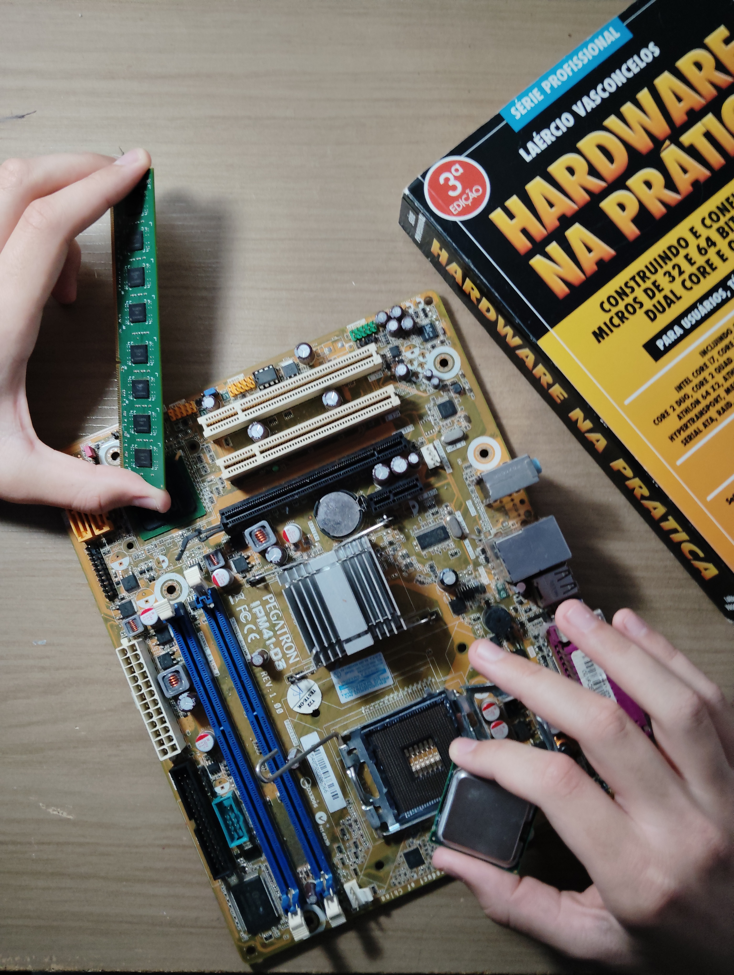 Técnico em informática consertando um computador